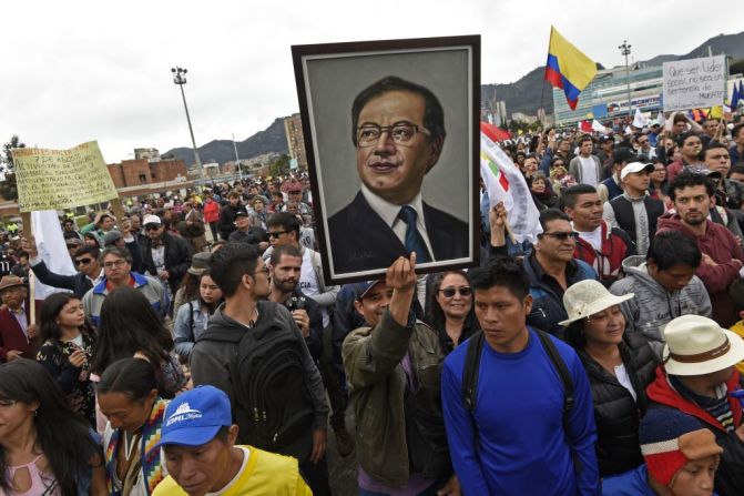 La imagen del excandidato presidencial Gustavo Petro, quien perdió la segunda vuelta de las elecciones con Duque, también estuvo presente en las manifestaciones. La fotografía muestra un retrato de Petro durante las protestas en Bogotá, mientras se llevaba a cabo la posesión del nuevo mandatario.