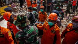 CNNE 551703 - indonesia- ya son mas de 340 los muertos por el terremoto