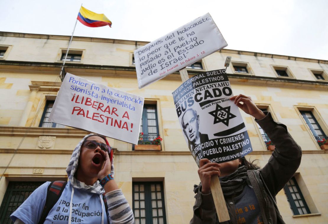 Foto de una manifestación en Bogotá, Colombia, durante la visita del primer ministro de Israel Benjamin Netanyahu a Bogotá el 13 de septiembre de 2017.