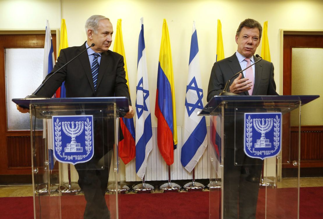 El primer ministro de Israel, Benjamin Netanyahu, escucha al presidente Juan Manuel Santos durante una conferencia de prensa conjunta en Jerusalén, el 11 de junio de 2013, durante una visita de Santos al país.