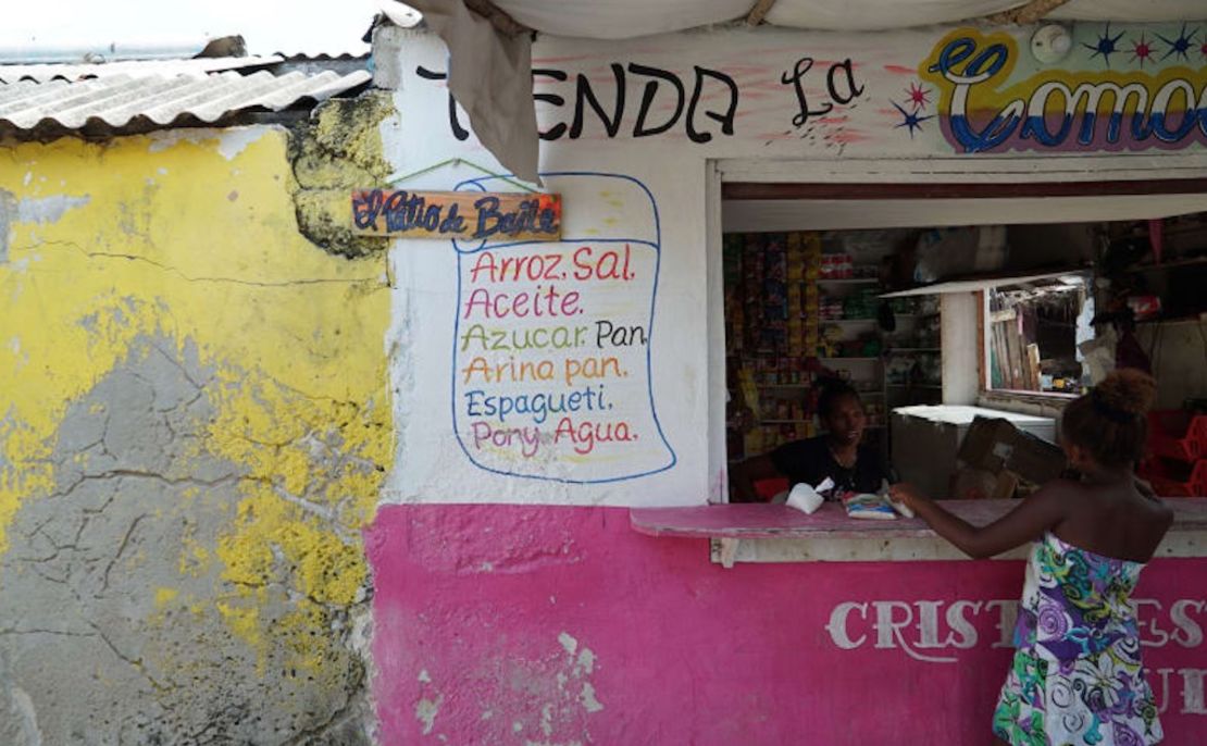 No hay hoteles para visitantes en Santa Cruz del Islote, pero hay recorridos diarios desde la vecina isla Múcura.