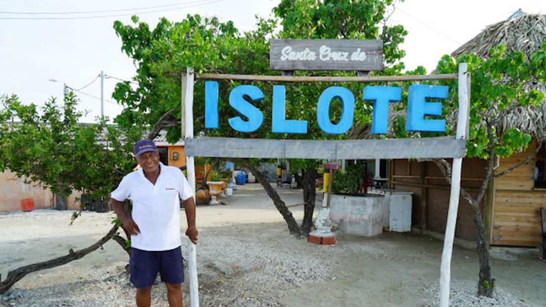 Juvenal Julio es guía de turismo y portavoz no oficial de Santa Cruz del Islote.