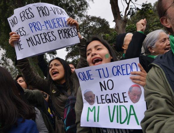 LIMA, PERÚ. Decenas de personas se aglomeraron frente a la embajada de Argentina en la capital peruana.