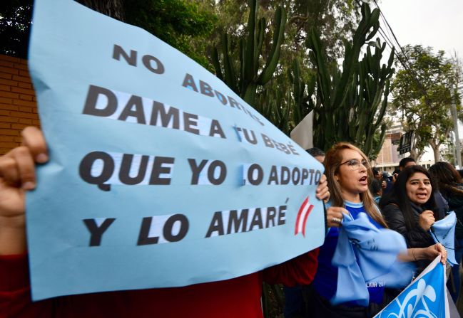 LIMA, PERÚ. Un grupo de manifestantes en contra de la legalización del aborto también se presentó frente a la embajada argentina en la capital peruana.