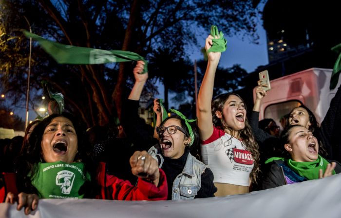 SANTIAGO, CHILE. Las manifestantes en la capital chilena se quedaron hasta el anochecer frente a la embajada argentina.