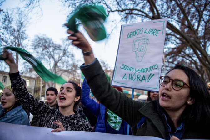 SANTIAGO, CHILE. En la capital chilena, mujeres vestidas con prendas verdes también salieron a marchar en favor de la legalización del aborto en Argentina. El punto de reunión, el mismo que en otras capitales latinoamericanas: la embajada de Argentina.