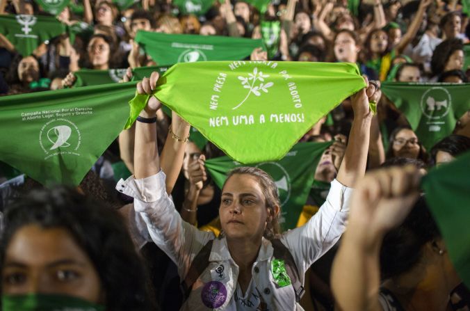 RÍO DE JANEIRO, BRASIL. El movimiento en Brasil está inspirado en las manifestaciones argentinas, donde se llevó a cabo una votación clave sobre la legalización del aborto, en medio de campañas ferozmente polarizadas a favor y en contra del proyecto de ley. Finalmente, tras votación, el aborto no fue aprobado.