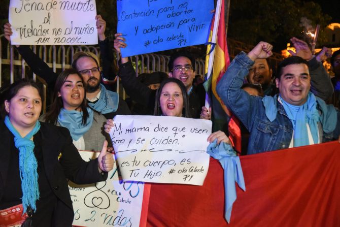 ASUNCIÓN, PARAGUAY. En Asunción hubo también un grupo de manifestantes que se oponían a la legalización del aborto. También usaron, al igual que sus pares de Argentina, el color azul claro como distintivo de su causa.