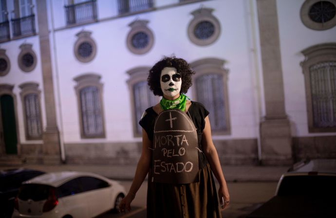 RÍO DE JANEIRO, BRASIL. Una activista a favor de la legalización del aborto se manifiesta fuera de la asamblea legislativa del estado de Río de Janeiro, en Río de Janeiro, Brasil. A propósito del debate sobre el tema en Argentina, mujeres brasileñas marcharon convocando al Tribunal Supremo brasileño para votar sobre la legalización del aborto.