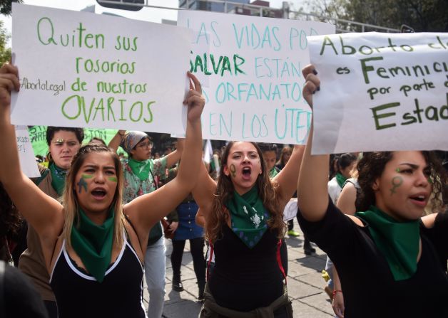 CIUDAD DE MÉXICO, MÉXICO. Con carteles y cánticos con mensajes a favor de la legalización del aborto, las manifestantes apoyaron a sus pares argentinas.