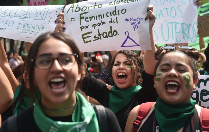 CIUDAD DE MÉXICO, MÉXICO. Las manifestaciones de respaldo a la legalización del aborto en Argentina trascendieron las fronteras de dicho país. En distintas ciudades del mundo, mujeres y hombres salieron a las calles en favor de la causa. En esta foto, activistas se concentraron frente a la sede de la embajada de Argentina en Ciudad de México, el miércoles antes de la votación. Finalmente, en Senado de Argentina votó en contra de la legalización del aborto.