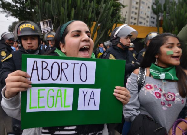 LIMA, PERÚ. Entre cánticos y carteles, la manifestación en la capital peruana fue pacífica y contó con resguardo policial.