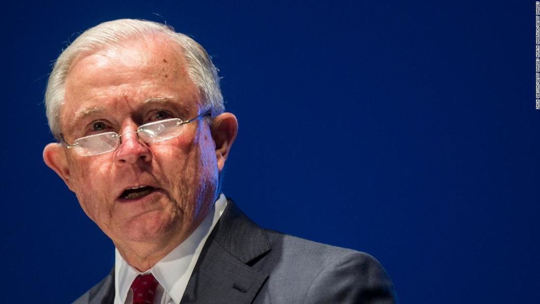 Un juez amenaza con denunciar por desacato al secretario de Justicia de Estados Unidos, Jeff Sessions, quien aparece en la foto.