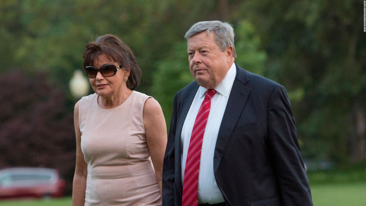 CNNE 552280 - #minutocnn- los padres de melania trump obtuvieron la ciudadania con proceso que donald trump critica