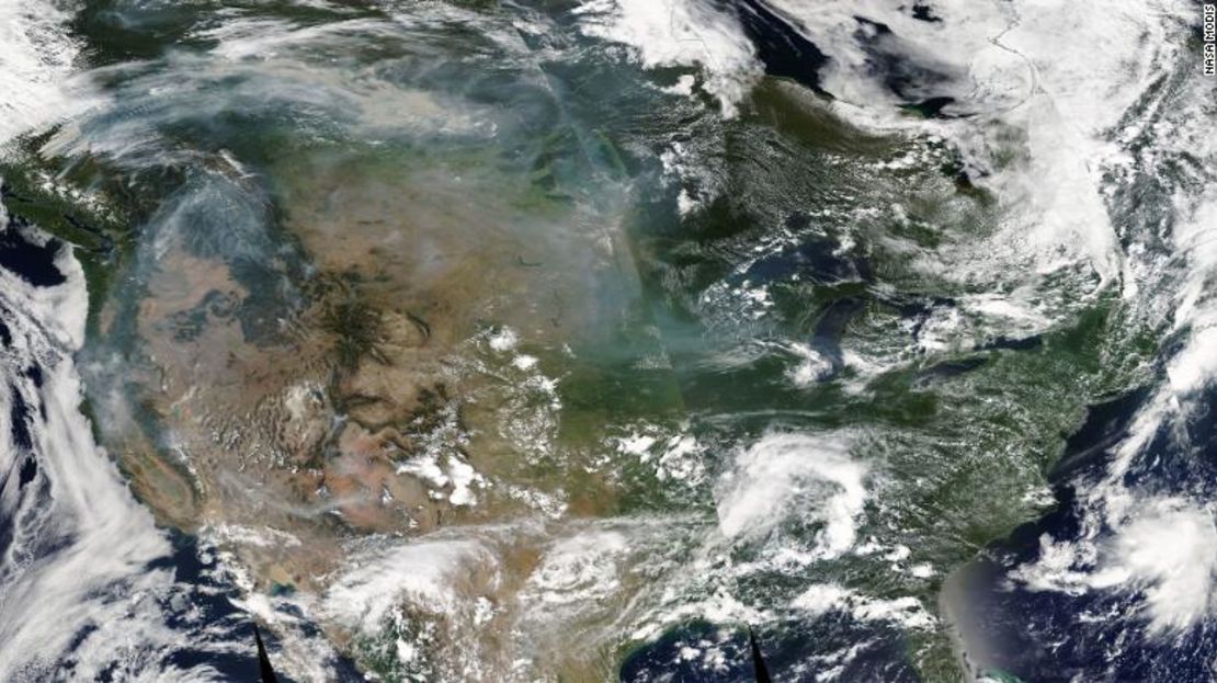 Una imagen satelital tomada este jueves muestra que el humo de los incendios forestales en el oeste de EE.UU. se extiende hacia la Costa Este en la atmósfera superior, como lo pronóstico el modelo del servicio de meteorología.