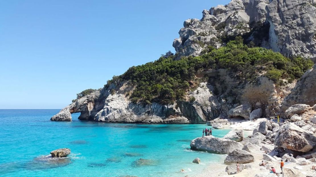 Las playas de isla italiana de Cerdeña, como Cala Goloritzé en la imagen, son una atracción turística importante. La preferencia por ellas es tal que los turistas suelen llevarse parte de su arena. Una situación por la que las autoridades locales han establecido multas de hasta aproximadamente 3.482 dólares para desterrar la práctica.