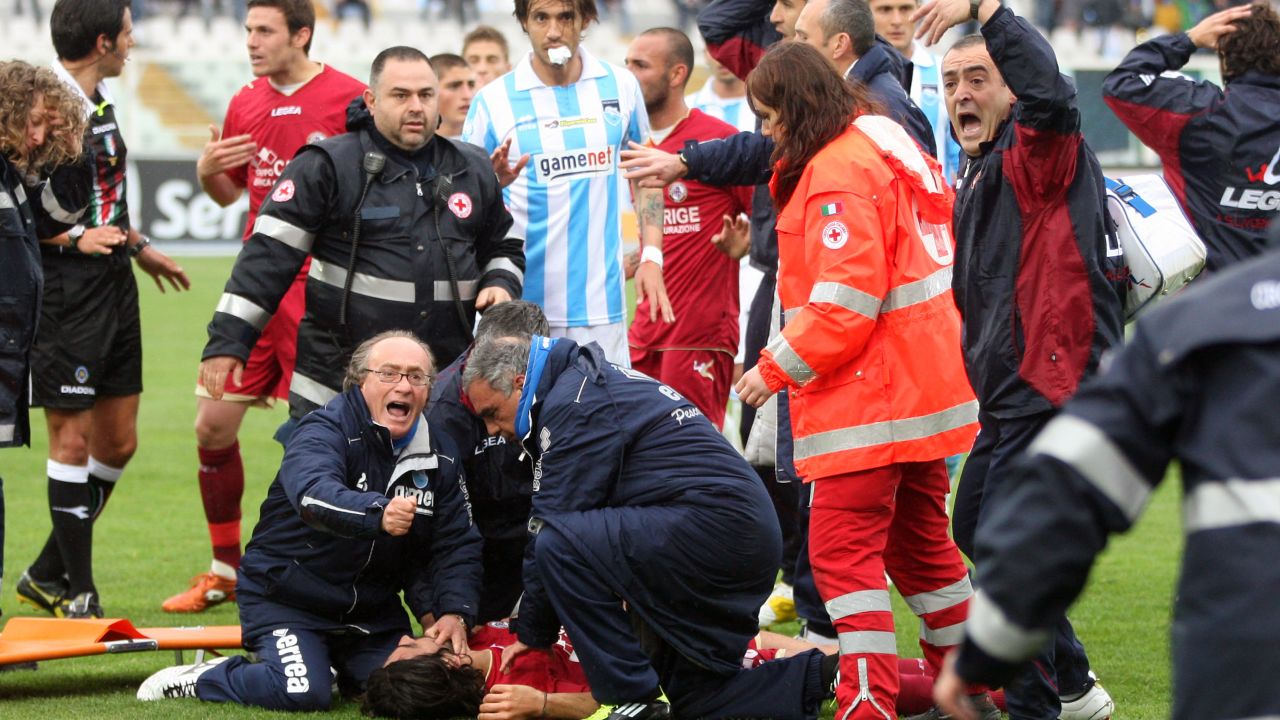 Medics treat Livorno midfielder Piermario Morosini (on ground) after he suffered a suspected heart-attack during a second league match against Pescara on April 14, 2012 in Pescara. The 31-year-old player has died after he collapsed suddenly on the pitch during the game.  AFP PHOTO / Luciano Pieranunzi