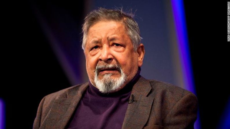 V.S. Naipaul, novelista ganador del Premio Nobel, quien nació en Trinidad pero vivió la mayor parte de su vida en Inglaterra, murió el sábado 11 de agosto en su casa de Londres, informó la Asociación de la Prensa Británica, citando a la esposa de Naipaul. Tenía 85 años.