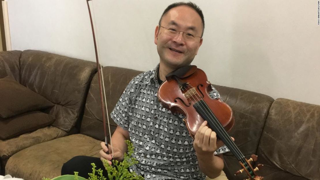 Ken Sasaki, y su violín, están disponible para alquilarse por alrededor de 9 dólares por hora.