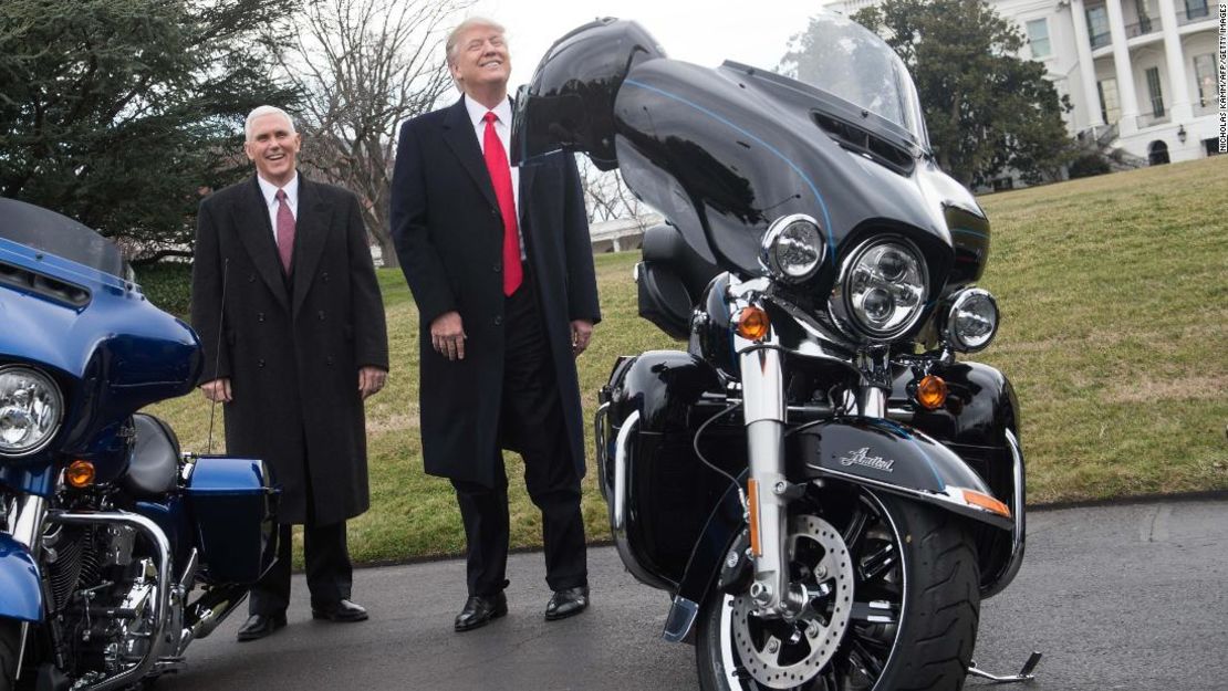 En esta foto tomada el 2 de febrero de 2017, Donald Trump bromea con reporteros trassaludar a los ejecutivos de Harley Davidson y representantes sindicales en el jardín sur de la Casa Blanca en Washington, DC, antes de un almuerzo con ellos.