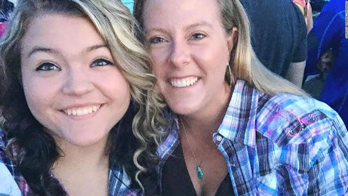 Alyssa Gilderhus con su madre, Amber Engebretson.