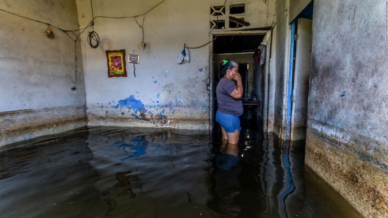 CNNE 552965 - miles de damnificados por las inundaciones en venezuela