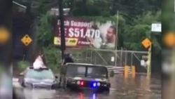 CNNE 552967 - una pareja de recien casados es rescatada en el dia de su boda