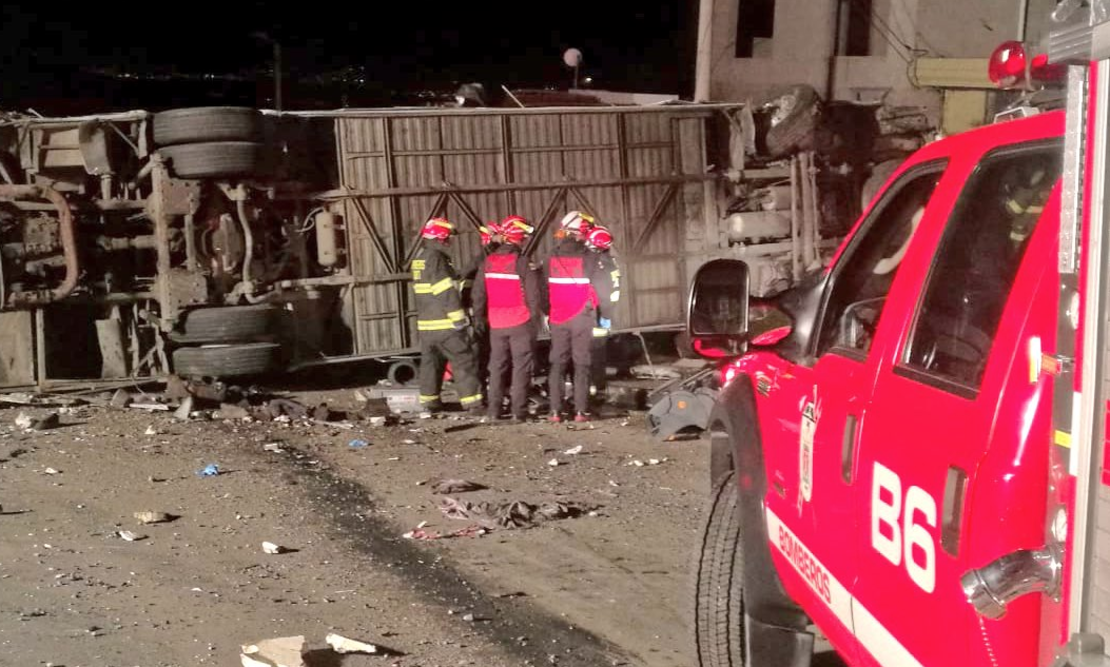 En el accidente de tránsito estuvieron involucrados un bus con placas internacionales y una camioneta, según los Bomberos de Ecuador.