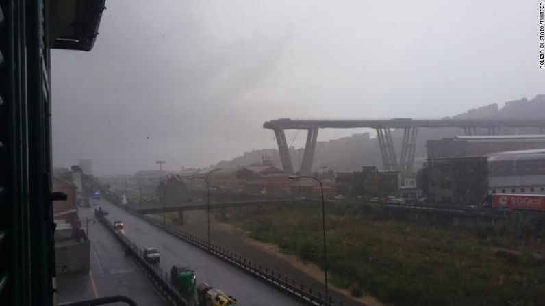 Más de 30 peronas murieron después de que una sección de un puente de la autopista en Génova colapsó el martes