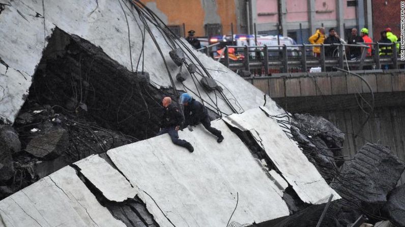 ANSA informa que varios vehículos están involucrados luego de que una gran parte del viaducto de Morandi sobre el cual se estrelló la autopista A10 cedió en medio de una lluvia torrencial