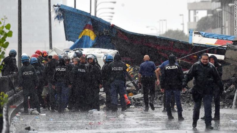 Rescatistas llegan a la zona del colapso bajo la lluvia.