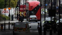 CNNE 553198 - asi choco un vehiculo contra el parlamento britanico