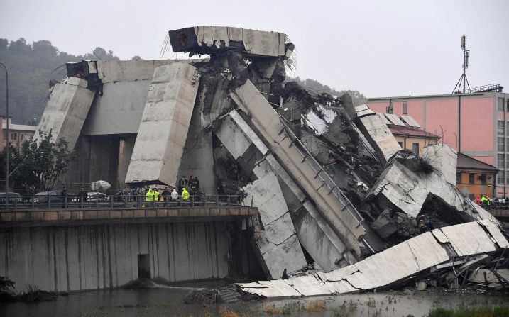 Una enorme sección del viaducto se ve sobre la autopista.