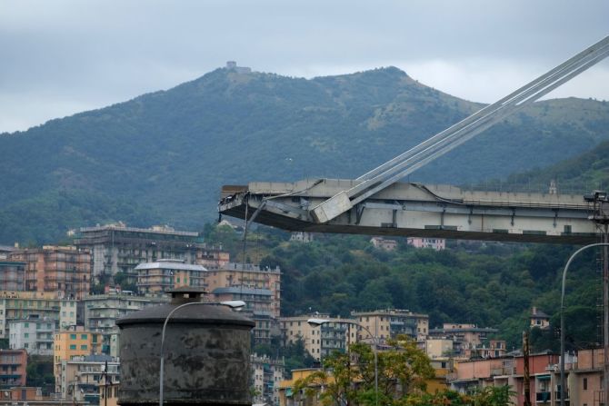 Vista del puente Morandi tras el colapso. Según las autoridades, el puente cayó tras una fuerte tormenta.