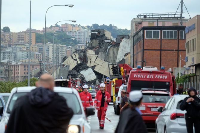 Decenas de bomberos, rescatistas y policías están en la escena.