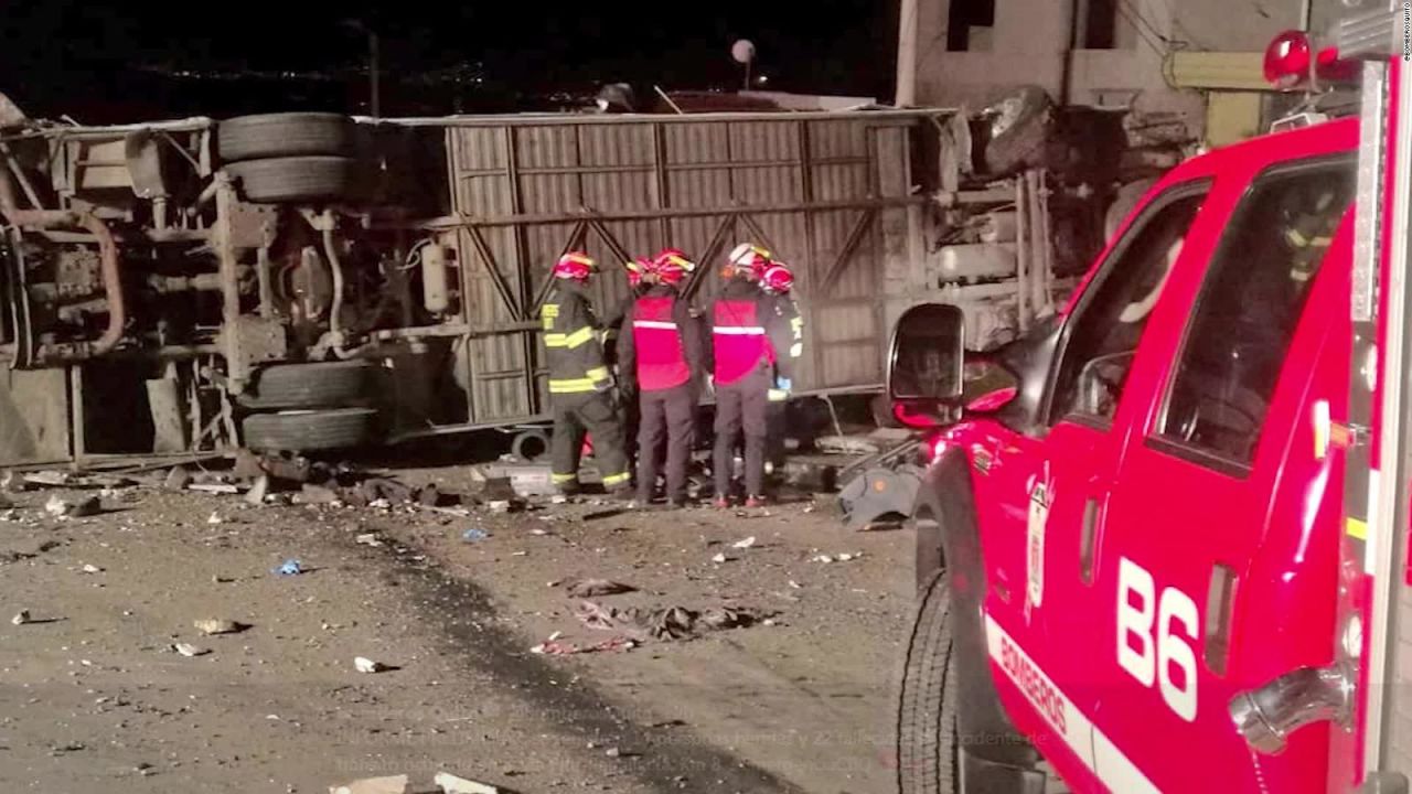 CNNE 553236 - autobus sufre choque fatal cerca de quito