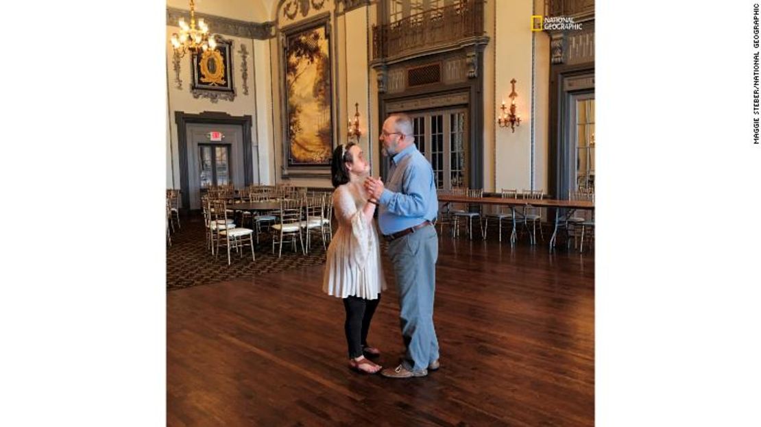 Katie y su padre bailan. La joven dice que antes de su intento de suicidio nunca pasaba tanto tiempo con sus padres. Ella afirma que su amor y apoyo fue lo que la ayudaron a recuperarse.