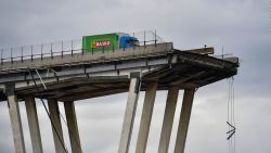 CNNE 553285 - fuerte tormenta provoca caida de un viaducto en italia