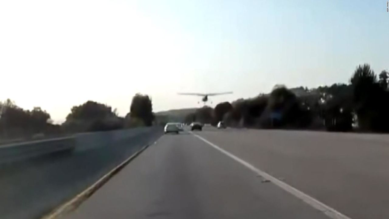 CNNE 553426 - avion aterriza de emergencia en una autopista en california