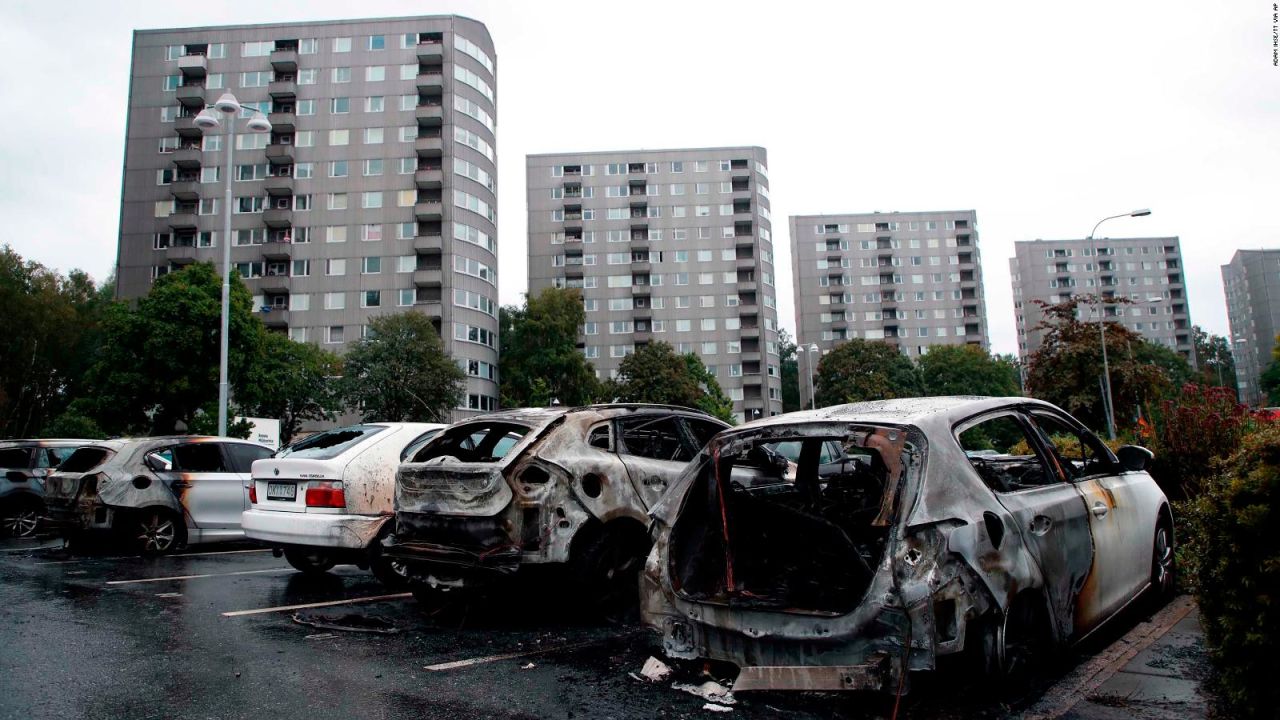 CNNE 553451 - mas de un centenar de autos incendiados y vandalizados en suecia