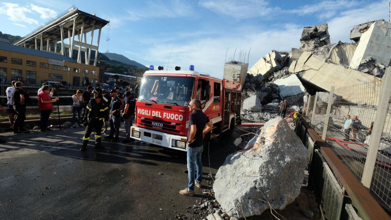 CNNE 553635 - continua la remocion de escombros del viaducto colapsado en italia