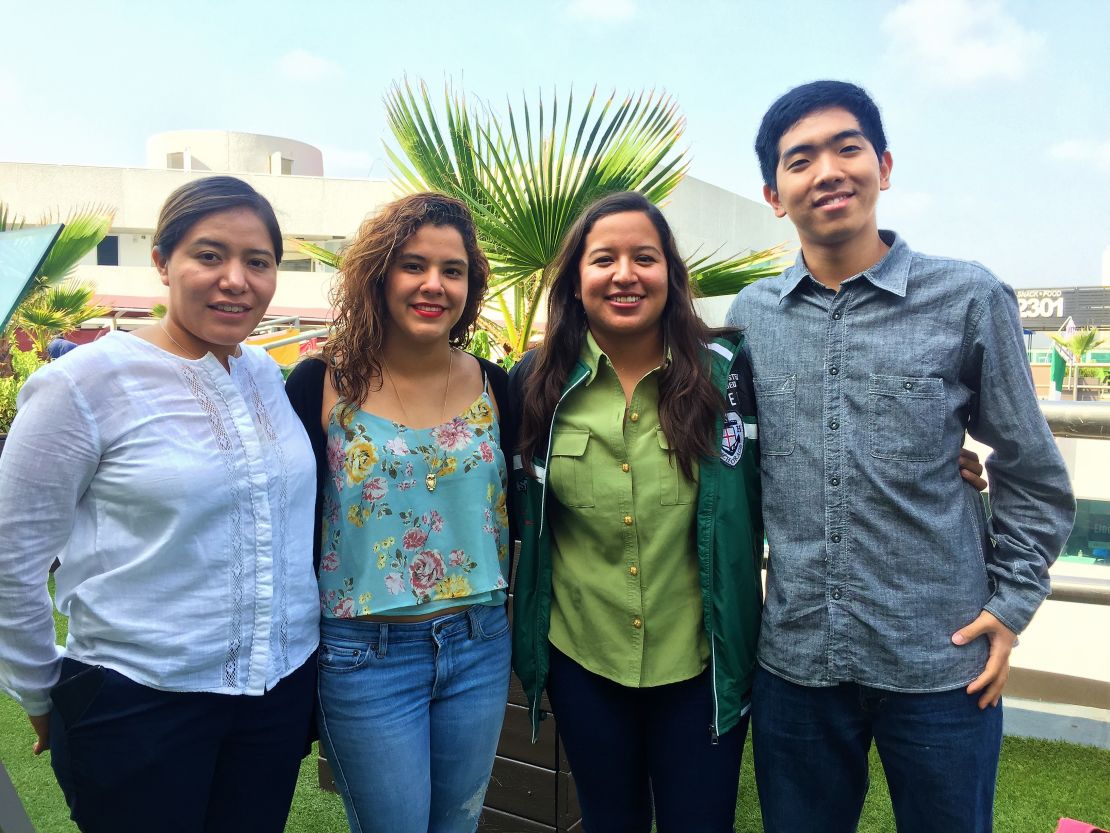 Giwan Park, Guadalupe Martínez Gloria, Anaid Dafne Parra Quiroz y Esthela Gómez Vázquez, los estudiantes que desarrollaron la chaqueta contra el acoso.