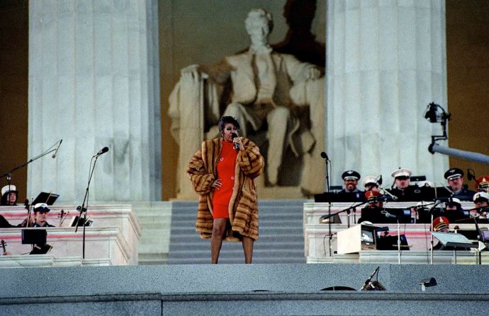 Aretha Franklin durante una presentación en el Lincoln Memorial durante la gala de posesión del presidente Bill Clinton en 1992.