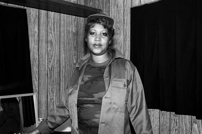 Aretha Franklin posa en el backstage durante el ChicagoFest de 1981.