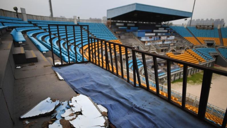 Madera podrida: en otro lugar del estadio de voleibol de playa, la madera se está pudriendo.