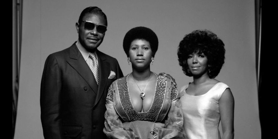 Aretha Franklin junto a su padre, el pastor bautista ‘CL’ (cuyo nombre de nacimiento es Flarance LaVaughn), y su hermana, también cantante, Carolyn, en Nueva York, en 1971.