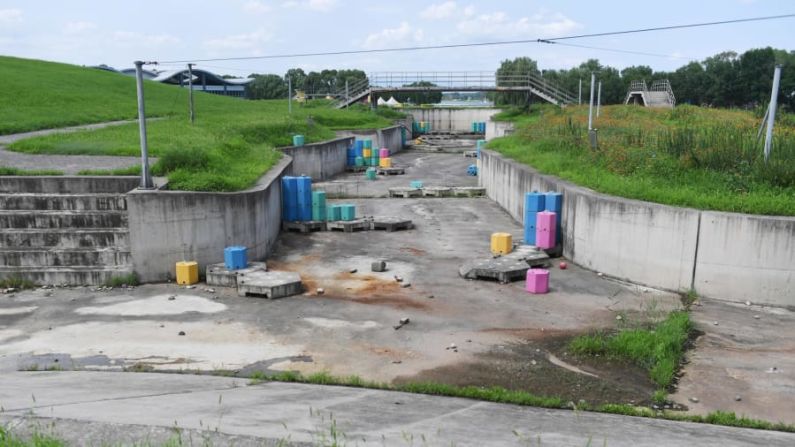 Antes y después: El estadio de kayak de aguas bravas diseñado específicamente para los Juegos Olímpicos de Beijing 2008 ya no está en uso.