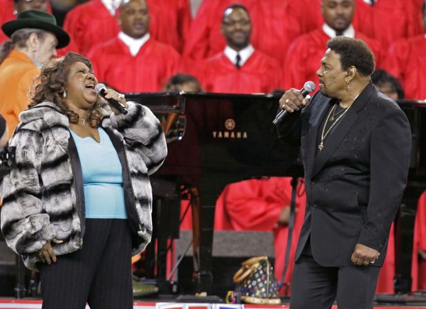 Franklin y Aaron Neville cantaron el himno nacional antes del Super Bowl de 2006 en Detroit.