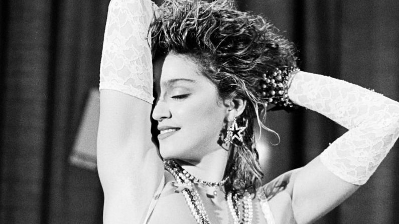 ¿En qué momento Madonna se convirtió en una mega estrella de la música y el estilo de primer orden? Su debut en vivo de "Like a Virgin" en el primer VMA de MTV en 1984, cuando le dio un impulso a su estética dance-punk en el centro con encaje blanco y un crucifijo aún más grande."La nuestra era una familia estricta, pasada de moda", le dijo a People en 1985. "Cuando era pequeña, mi abuela solía suplicarme que no fuera con hombres, que amara a Jesús y que fuera una buena chica. Crecí con dos imágenes de una mujer: la virgen y la puta. Fue un poco aterrador".