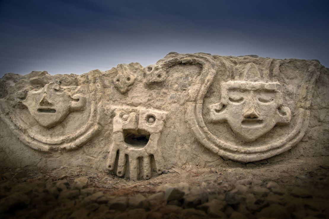 El muro hallado en Vichama, al norte de Lima, capital de Perú, tendría una antigüedad de unos de 3.800 años.